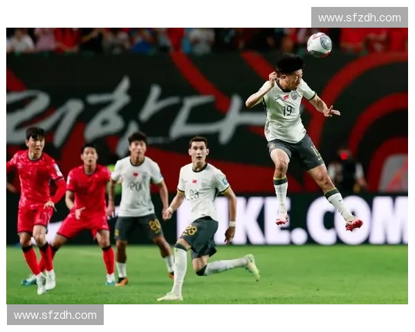 国足现场直播激战全场球迷热情高涨见证中国足球奋勇拼搏时刻